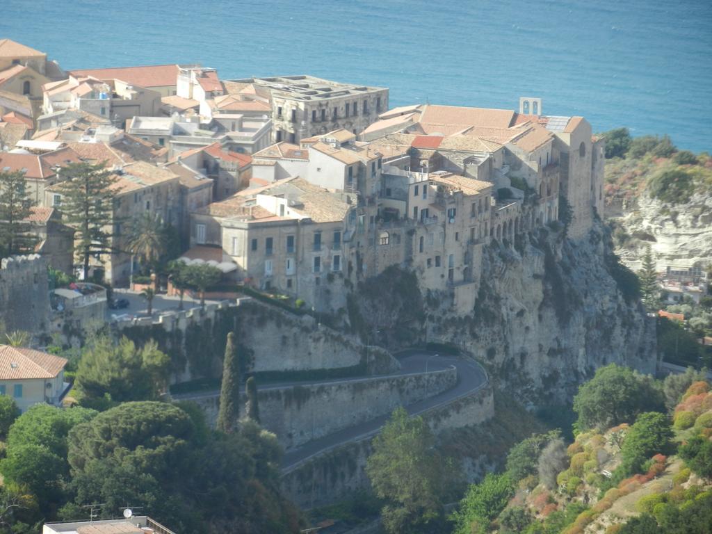 Le Case Del Carmine Con Giardino E Parcheggio A Tropea Exteriör bild