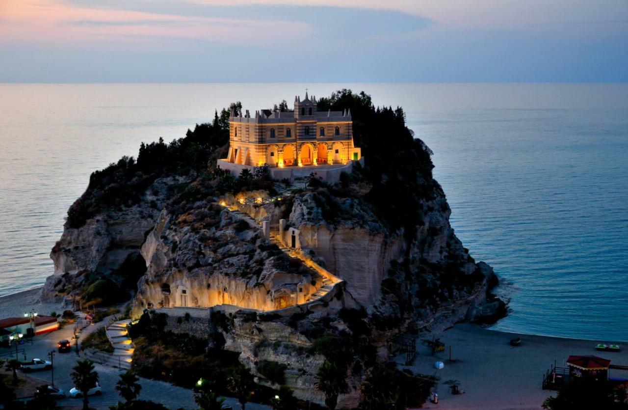 Le Case Del Carmine Con Giardino E Parcheggio A Tropea Exteriör bild